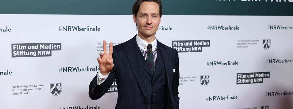 Schauspieler Tom Schilling erholt sich nicht mit Filme schauen, wie er in einem Interview sagte. (Archivbild) - © Jörg Carstensen/dpa