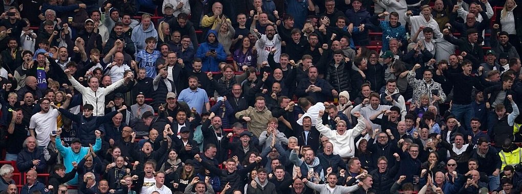 Teile der Spurs-Fans fielen beim Auswärtsspiel gegen Manchester United negativ auf. - © Dave Thompson/AP
