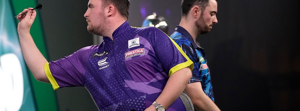 Darts-Talent Luke Littler (l) kommt am 
8. Februar nach Berlin. - &copy; Kin Cheung/AP/dpa