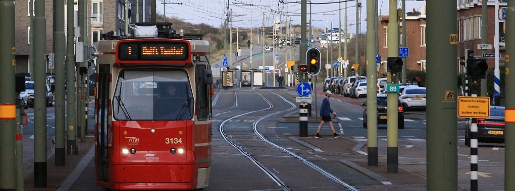 Einsteigen zur Stadtrundfahrt, bitte: die Tram 1, hier in Scheveningen. - © Bernd F. Meier/dpa-tmn