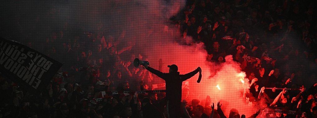 Ein Fan von PSV Eindhoven ist vor dem Spiel in Dortmund verletzt worden. - © Bernd Thissen/dpa