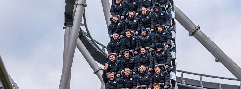 Stuttgarts Ermedin Demirovi? hat sich die Achterbahnfahrt seines Teams von außen angeschaut. - © Mischa Hauser/Europa-Park/dpa