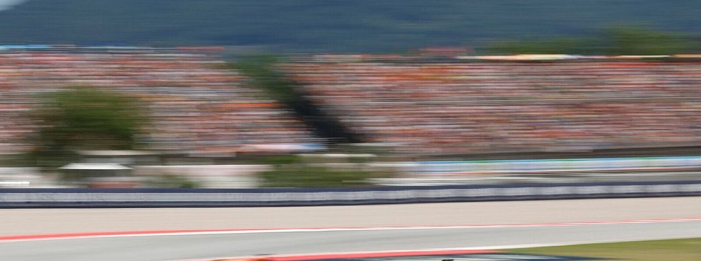 Max Verstappen (r) baute seine WM-Führung mit einem Sieg beim Großen Preis von Spanien aus. - © Joan Monfort/AP/dpa