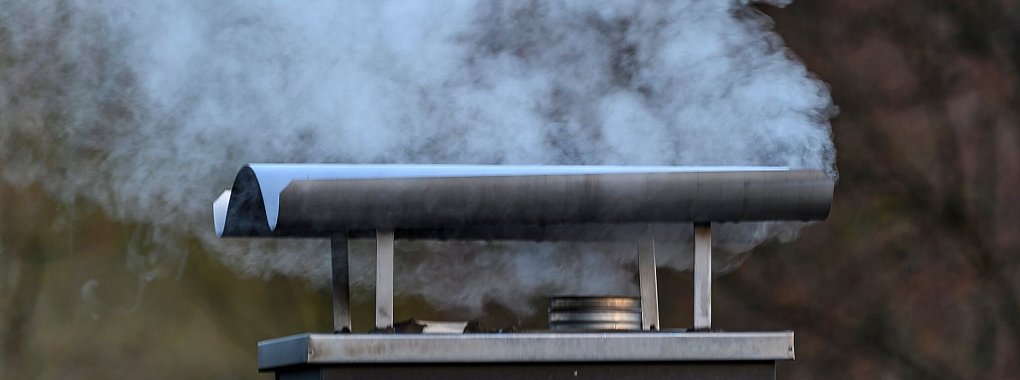 Wenn der Schornstein qualmt, ist das ein Zeichen dafür, dass man beim Heizen mit Holz etwas falsch macht. - © Daniel Maurer/dpa-tmn