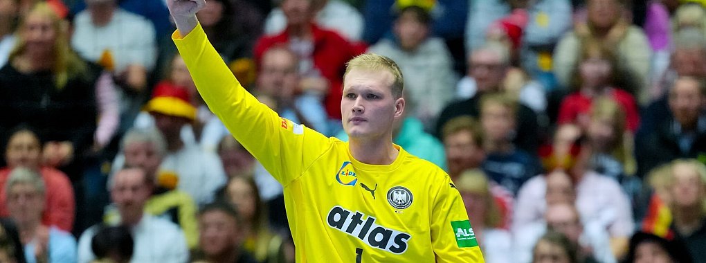 David Späth halt das DHB-Team mit starken Paraden immer wieder im Spiel. - © Soeren Stache/dpa