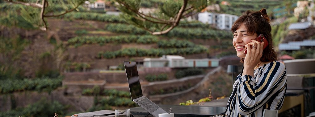 Arbeiten, wo andere Urlaub machen: Eine Szene aus der Reportage «Glücklich auf der Insel - Freiberufler auf Madeira». - © Jessica Szczakiel/ZDF/dpa