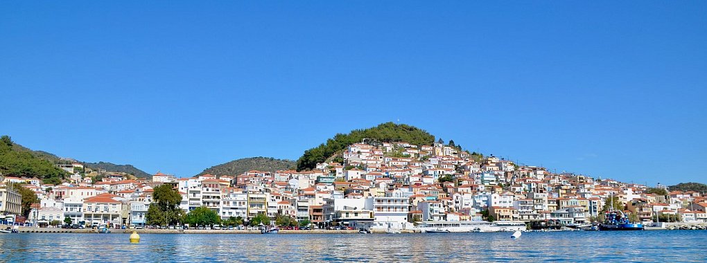 Schmiegt sich an die Küste der Insel Lesbos: der Ouzo-Ort Plomari. - © Wolfgang Stelljes/dpa-tmn