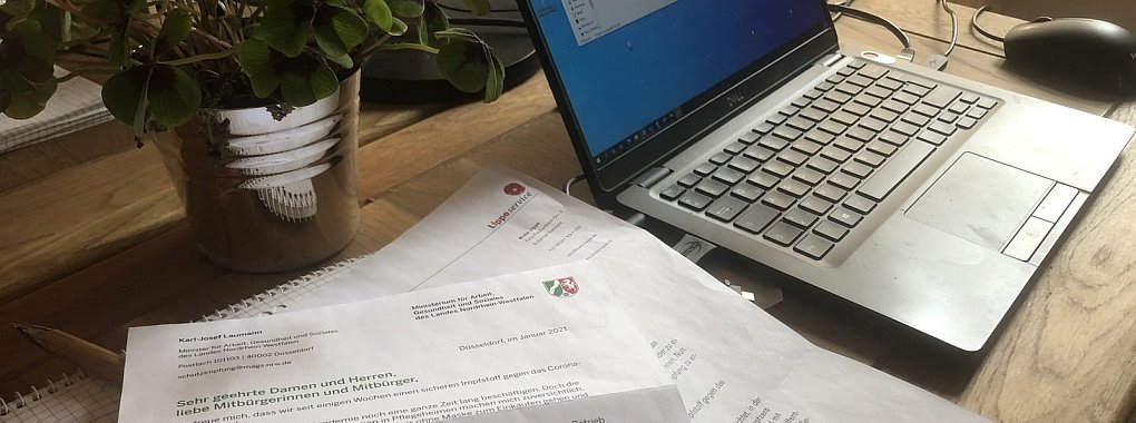Am Freitag sind die Schreiben von Gesundheitsminister Karl-Josef Laumann und Landrat Axel Lehmann angekommen. Darin die Bitte: Impftermine am besten online buchen. Dann mal los. - © Silke Buhrmester