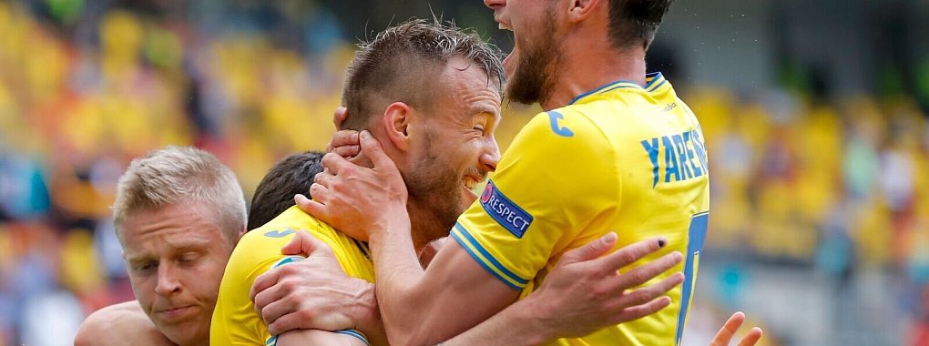 Gefeierter Mann: Andrej Jarmolenko wird von seinen Teamkollegen beglückwünscht. - © Robert Ghement/Pool EPA/AP/dpa