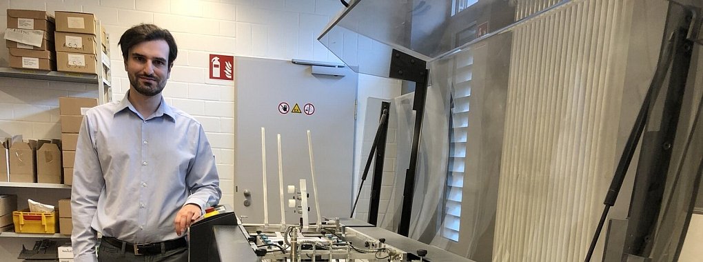 Jan Tümce, Chef im Druck- und Kuvertierzentrum von OWL-IT, hat mit seiner Mannschaft 1,5 Millionen Wahlbenachrichtigungen auf den Weg gebracht. Unverzichtbar ist hierbei die Kuvertiermaschine (rechts), die bis zu 27.000 Umschläge in der Stunde schafft. - © Till Brand