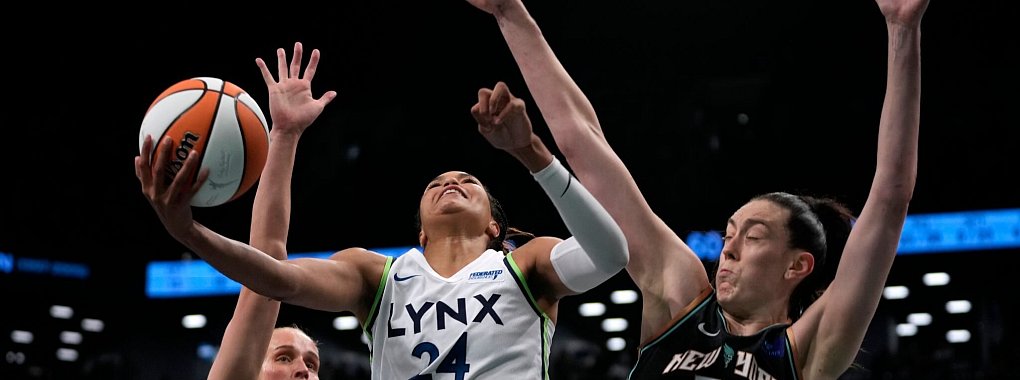 Leonie Fiebich (li.) hat mit den New York Liberty im ersten Spiel der WNBA-Finals gegen die Minnesota Lynx verloren. - © Pamela Smith/AP/dpa
