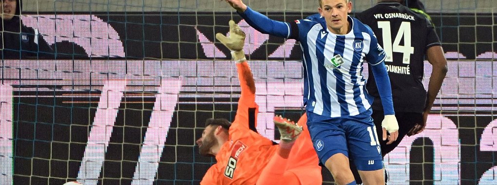 Marvin Wanitzek (M) und der KSC setzten sich zuhause gegen Osnabr&uuml;ck durch. - &copy; Uli Deck/dpa