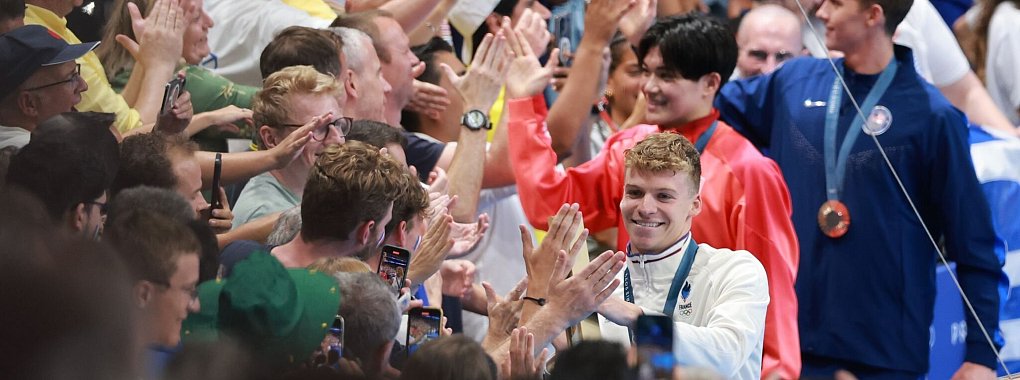 L&eacute;on Marchand wird bei Olympia gefeiert. - &copy; Jan Woitas/dpa