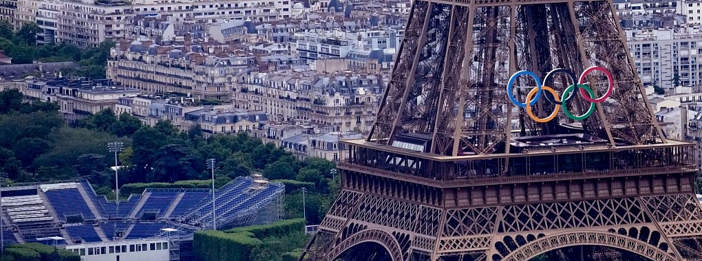 Am Eiffelturm wird bei Olympia Beach-Volleyball gespielt - &copy; Christophe Ena/AP/dpa