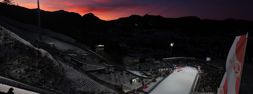 Die fast leere Arena in Oberstdorf. - © Karl-Josef Hildenbrand/dpa