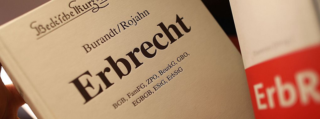 Wer eine Erbschaft ausschlägt, weil er von einer Überschuldung ausgeht, sollte vorher alle verfügbaren Informationen einholen. Ein Irrtum über die Zusammensetzung des Nachlasses kann die Anfechtung der Ausschlagung ermöglichen. - © Oliver Berg/dpa/dpa-tmn