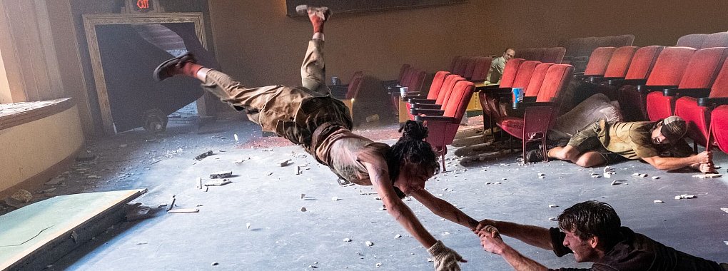 Glen Powell (r) als Tyler und Sasha Lane als Lily. - &copy; Melinda Sue Gordon/Warner Bros./dpa