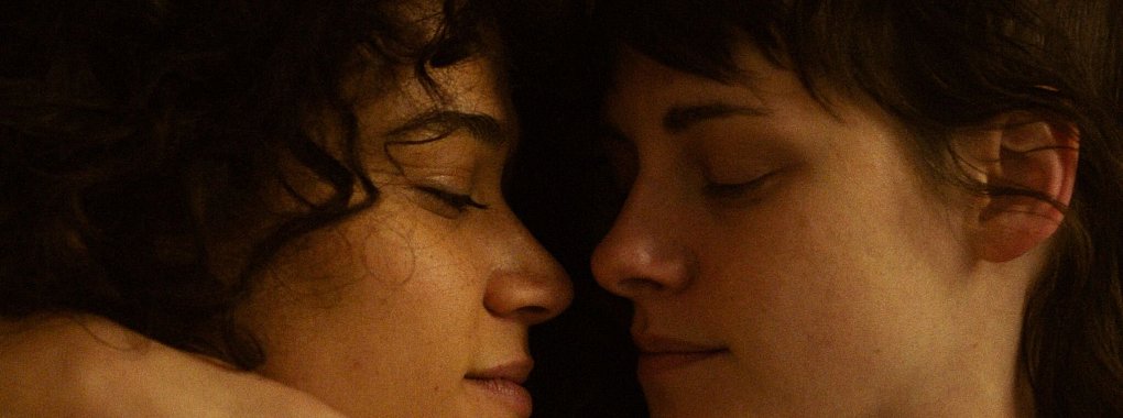 Katy O'Brian (l) und Kristen Stewart spielen ein stürmisches Liebespaar. - © Courtesy of A24/Plaion Pictures/dpa