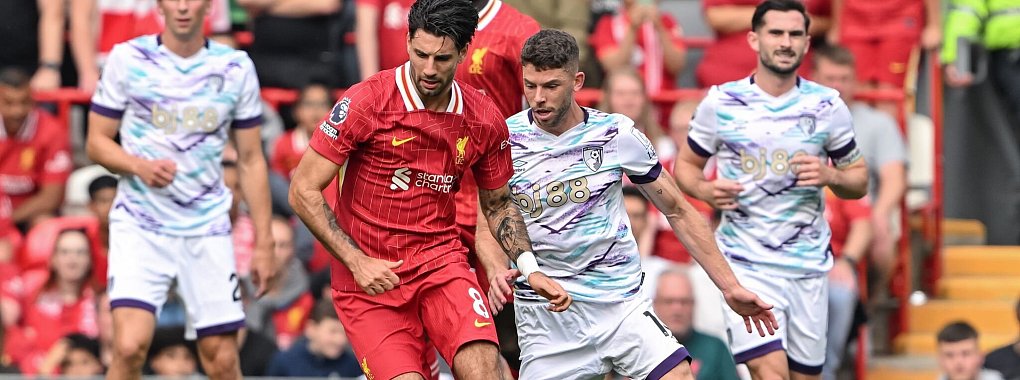 Liverpools Dominik Szoboszlai (l) schirmt den Ball ab. - © Cody Froggatt/News Images via ZUMA Press Wire/dpa