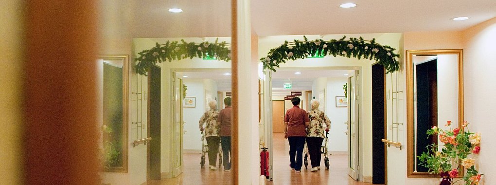 Ein Platz im Seniorenheim kann mitunter die finanziellen Möglichkeiten von Seniorinnen und Senioren übersteigen. Verdienen deren Kinder gut, können sie stattdessen zur Kasse gebeten werden. - © Klaus-Dietmar Gabbert/dpa-tmn