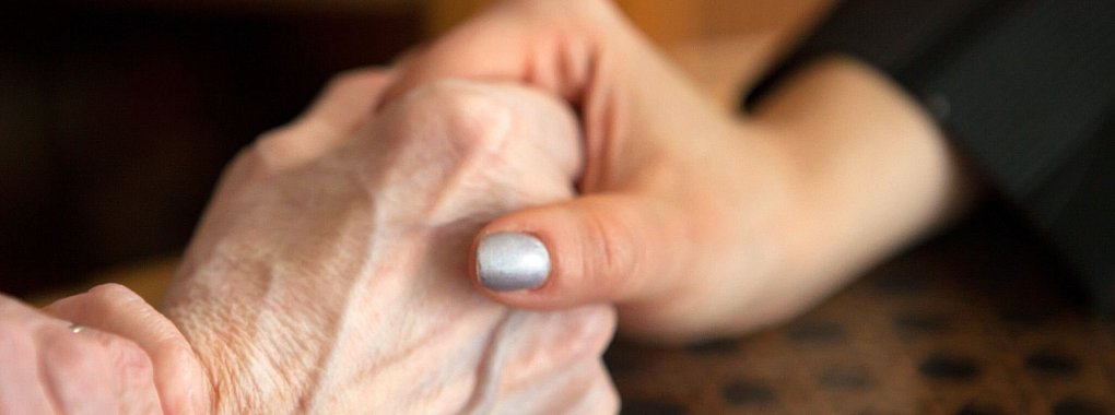 Ich stehe dir bei: Das müssen gut verdienende Kinder unter Umständen auch finanziell, wenn ihre Eltern die Pflegeheimkosten nicht selbst aufbringen können. - © Silvia Marks/dpa-tmn