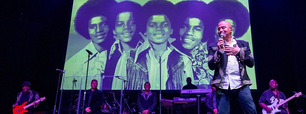 The Jacksons erinnern bei ihrem Deutschlandkonzert an die legendären Zeiten ihrer Familienband The Jackson Five. - © Peter Kneffel/dpa