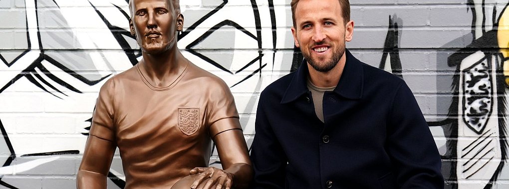 Harry Kane bei der Enthüllung seiner Statue im Londoner Stadtteil Walthamstow - © Zac Goodwin/PA Wire/dpa