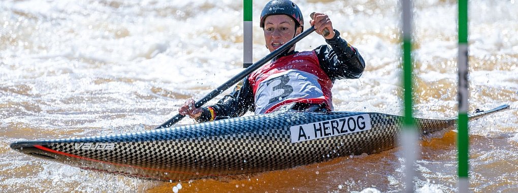 Man&ouml;vriert das Kanu im Kanal durch die Stangen: Andrea Herzog. - &copy; Hendrik Schmidt/dpa