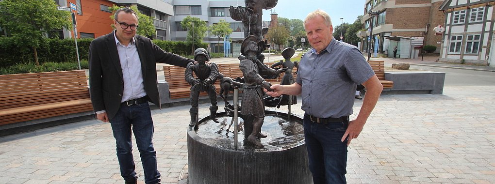 Bilanz des Mittelstraßen-Umbaus: Bauleiter Lemgos Baudirektor Markus Baier (links) und Bauleiter Klaus Hagemeister am Kanzlerbrunnen auf dem neugestalteten Ostertor-Platz als Anfang der Lemgoer Fußgängerzone. - © Jens Rademacher