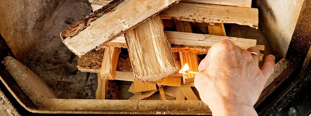Als Gitter geschichtet: Beim Anheizen des Kamins kommt es auf die richtige Anordnung der Holzscheite an. - © Monique Wüstenhagen/dpa-tmn
