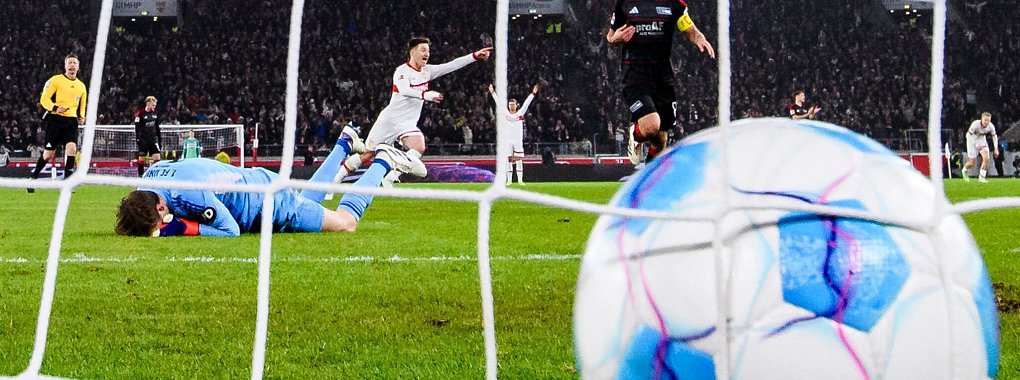 Das Bundesliga-Spiel wurde von einem medizinischen Notfall überschattet. - © Tom Weller/dpa