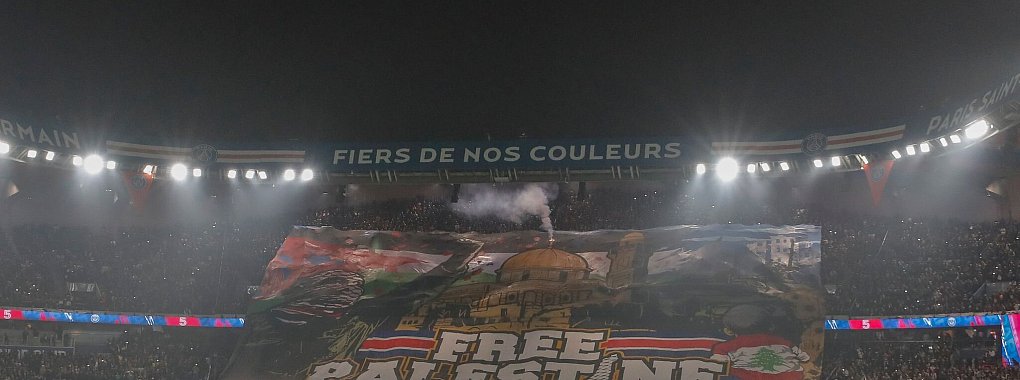 Frankreichs Innenminister droht mt Konsequenzen nach dem Ausrollen eines Pro-Pal&auml;stina-Banners. - &copy; Loic Baratoux/ZUMA Press Wire/dpa