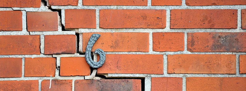 Tiefe Risse in der Fassade - viele Schäden entstehen über eine längere Zeit und selten nur durch etwas Frost im Winter. - © Philipp Schulze/dpa/dpa-tmn