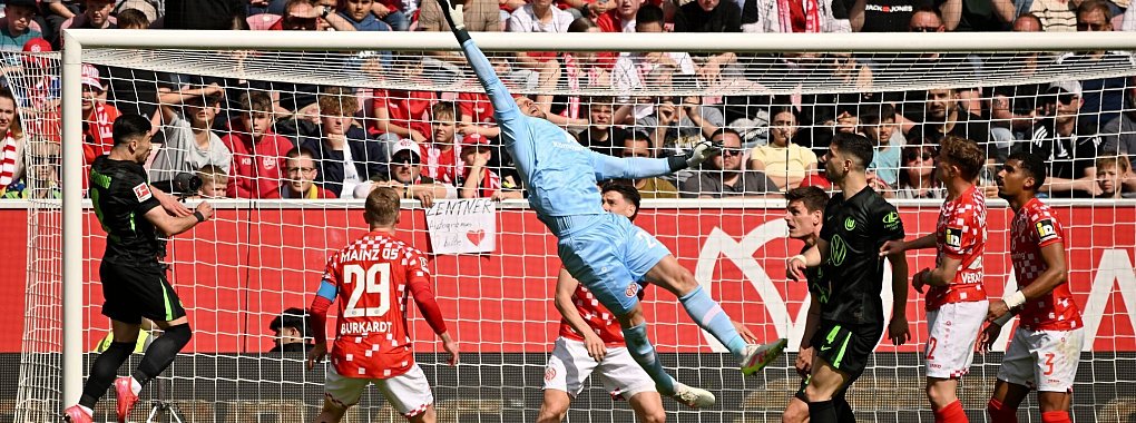 Muss sich strecken: Mainz-Keeper Robin Zentner - © Torsten Silz/dpa