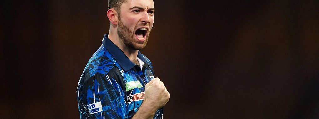 Luke Humphries feiert seinen Sieg. - &copy; Zac Goodwin/PA Wire/dpa