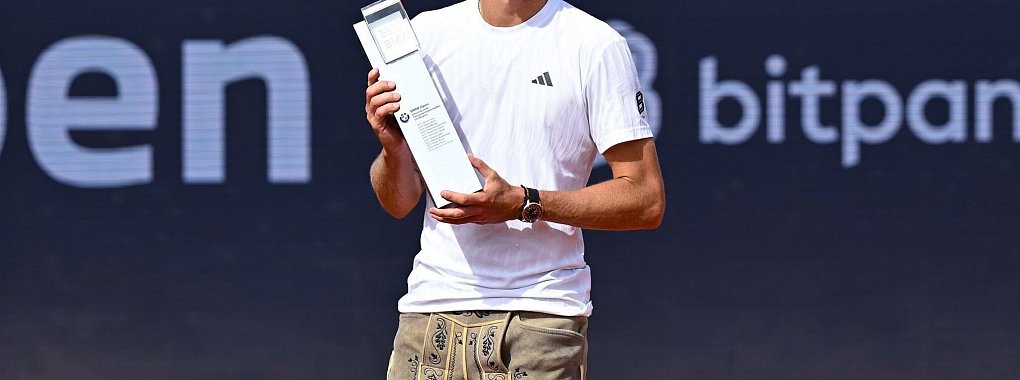 Siegerpose mit Lederhose: Alexander Zverev gewinnt in München. - © Sven Hoppe/dpa