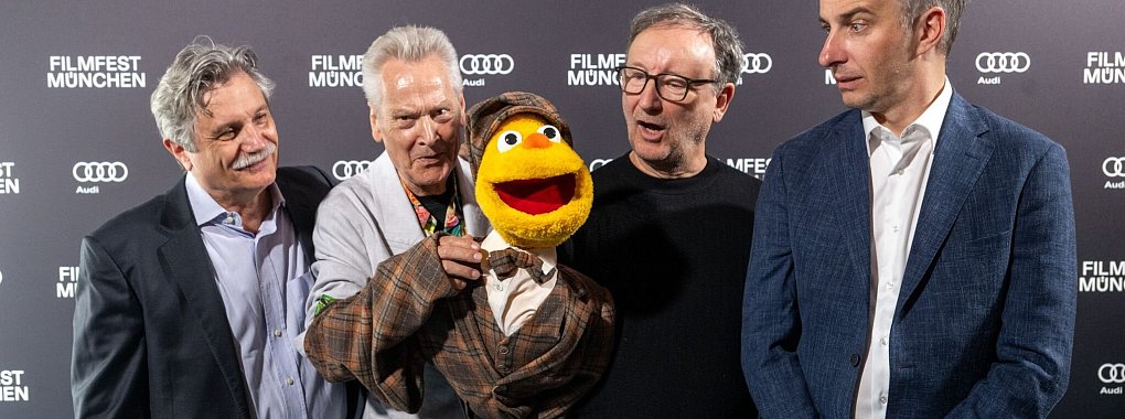 Puppenerfinder Debertin hat seinen &laquo;Spencer&raquo; liebevoll im Blick. - &copy; Stefan Puchner/dpa