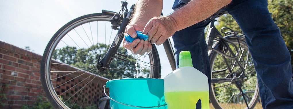 Die Experten der Zeitschrift &laquo;&Ouml;ko-Test&raquo; haben Allzweckreiniger auf ihre Reinigungskraft, chemische Beschaffenheit und Umweltfreundlichkeit &uuml;berpr&uuml;ft. (zu dpa: &laquo;Test: Nur drei Allzweckreiniger sind &laquo;sehr gut&raquo;&raquo;) - &copy; Christin Klose/dpa-tmn/dpa