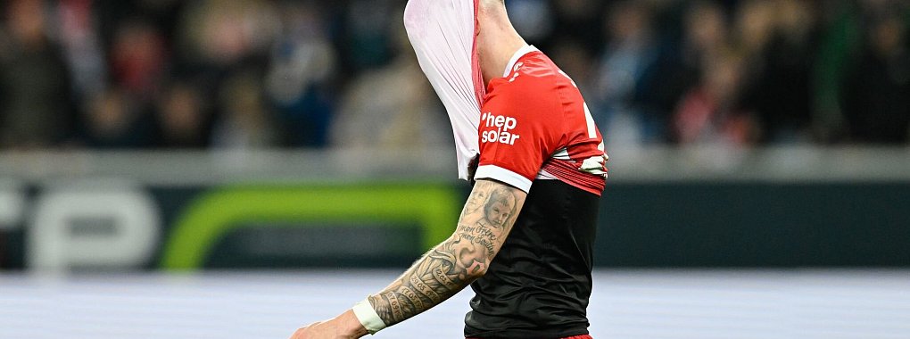 Jeff Chabot und fünf weitere Innenverteidiger stehen dem VfB in Kiel nicht zur Verfügung. - © Uwe Anspach/dpa