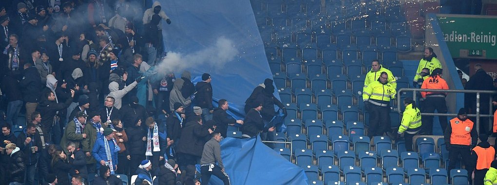 Der DFB-Kontrollausschuss hat ein Ermittlungsverfahren gegen Hansa Rostock und Dynamo Dresden eingeleitet. - © Michael Schwartz/dpa