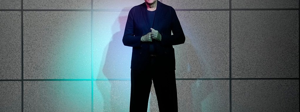 Der italienische Modemacher Giorgio Armani - hier bei der Präsentation seiner Herbst-Winter-Kollektion 2024/25 in Mailand - wird 90. - © Luca Bruno/AP/dpa