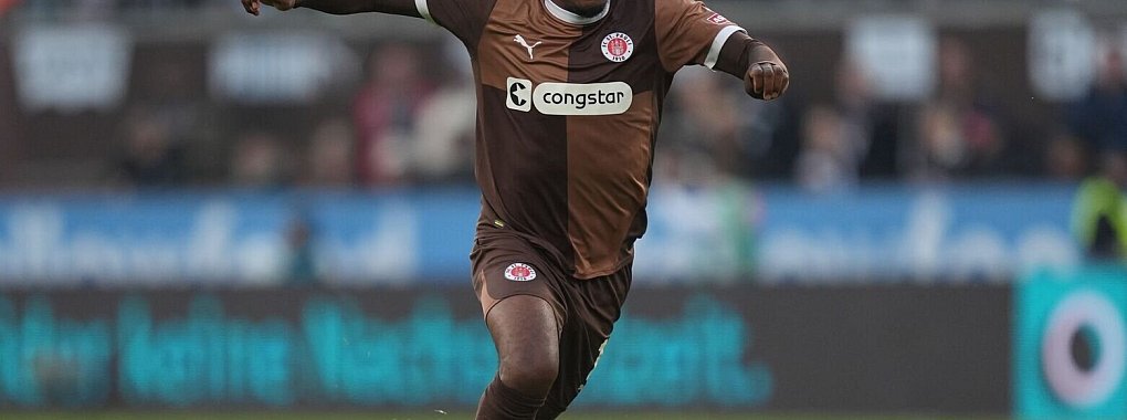Pauli-Profi Afolayan wurde in den sozialen Medien rassistisch beleidigt - © Marcus Brandt/dpa