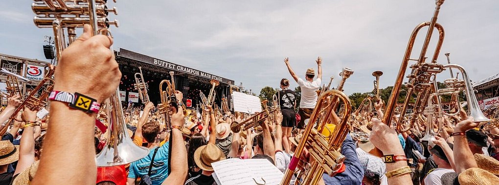 Hoch, die Trompeten! Beim «Woodstock der Blasmusik» ist gute Stimmung keine Mangelware. - © Jana-Sophie Zellinger/Woodstock der Blasmusik/dpa-tmn