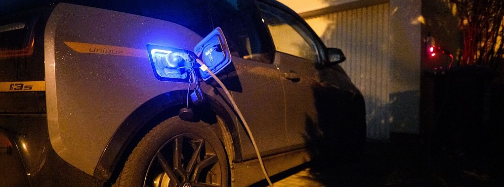 Da die meisten Autos Zuhause die ganze Nacht über an der Wallbox hängen, spielt die Zeitersparnis beim Laden für private Nutzer kaum eine Rolle. Hier reicht also eine Wallbox mit 11kW. - © Julian Stratenschulte/dpa/dpa-tmn