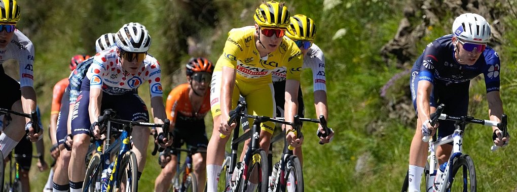 Tour-Titelverteidiger Vingegaard (l.) sammelte am Ruhetag etwas Kraft, um Rivale Tadej Pogacar (r.) doch noch gef&auml;hrlich zu werden. - &copy; Jerome Delay/AP