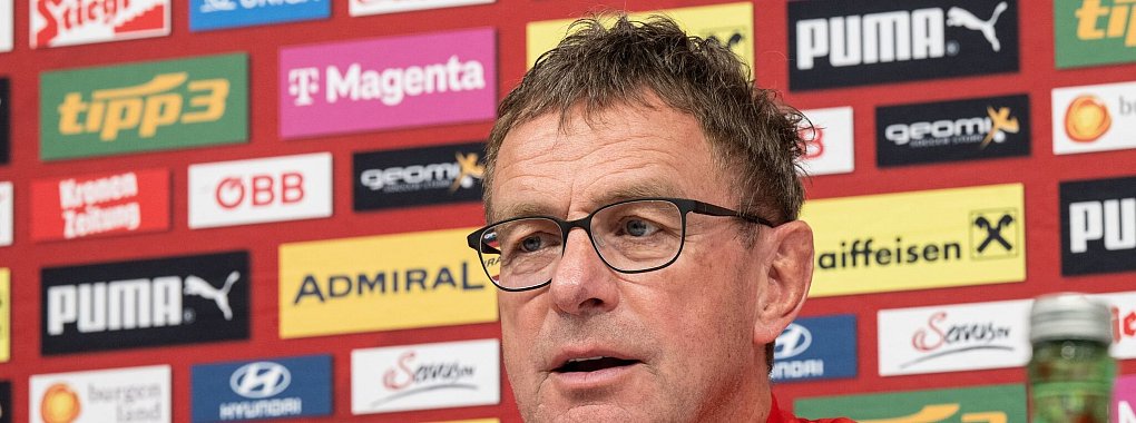 Österreichs Teamchef Ralf Rangnick kritisiert nach dem 1:1 gegen Slowenien Platzverhältnisse und Schiedsrichter. - © Expa/Reinhard Eisenbauer/APA/dpa