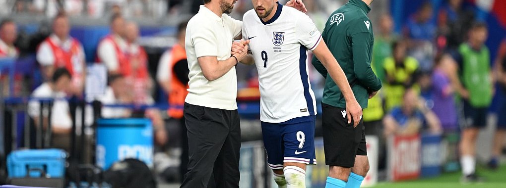 Englands Team um Trainer Gareth Southgate und Harry Kane kam nicht über ein 1:1 gegen Dänemark hinaus. - © Arne Dedert/dpa
