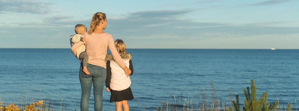Familienurlaub: Viele Eltern beziehen ihre Kinder bei der Wahl des Reiseziels ein. - © Benjamin Nolte/dpa-tmn