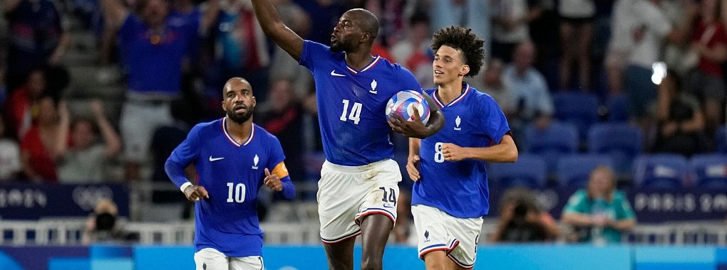 Frankreichs Jean-Philippe Mateta (Mitte) erzielte im Halbfinale einen Doppelpack. - &copy; Silvia Izquierdo/AP