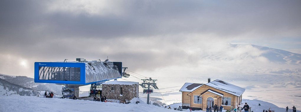 Im Skigebiet MyLer fährt neben dem bestehenden Sechser-Sessellift ab dieser Wintersaison auch eine Seilbahn mit Zehner-Gondeln. - © MyLer Mountain Resort/dpa-tmn